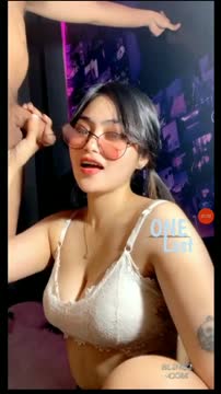 Cewek Tobrut Kacamata, Blowjob Sambil Live